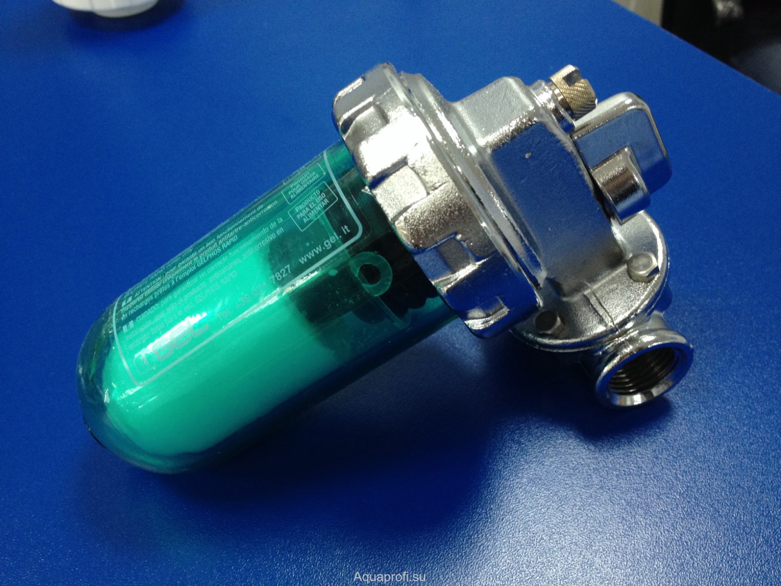 Вода в фильтре зеленеет. Фильтр смягчитель воды полифосфатный. Фильтр дозатор полифосфата для котлов. Умягчитель воды полифосфатный khg71402301. Умягчитель воды для газового котла полифосфатный.